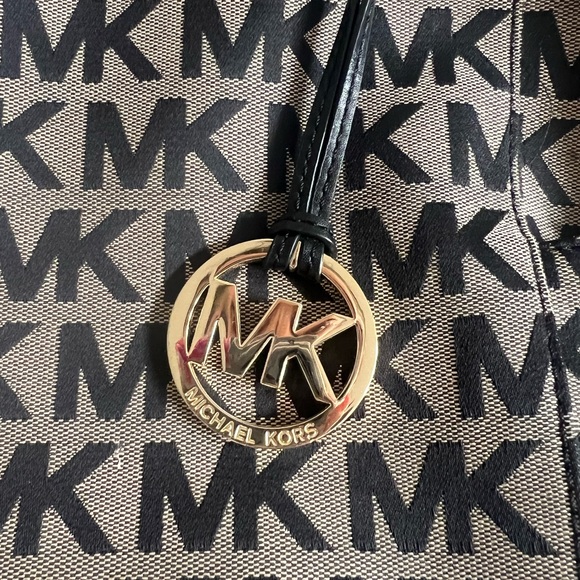 Authentic Michael Kors Purse - Picture 2 of 6